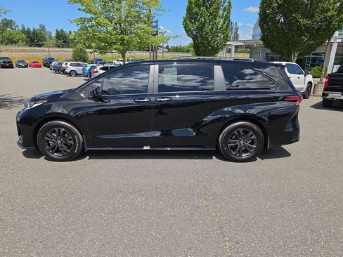 Used 2025 Toyota Sienna XSE AWD/4WD image 3