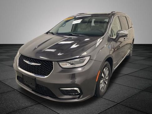 Used 2021 Chrysler Pacifica Limited w/ Uconnect Theater Family Group image 3