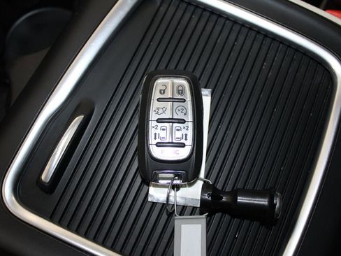 Used 2024 Chrysler Pacifica Touring-L image 54