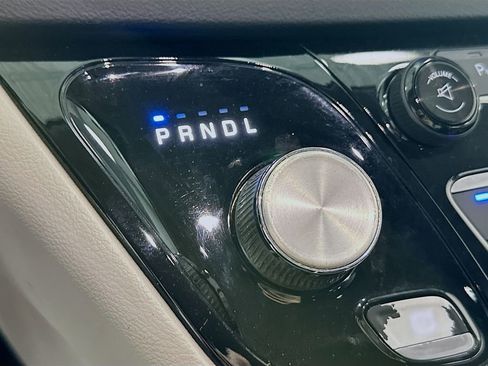 Used 2017 Chrysler Pacifica Touring-L image 18