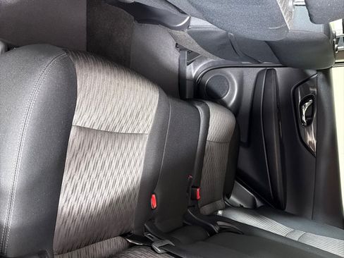 Used 2018 Nissan Rogue SV w/ Premium Package FWD image 18