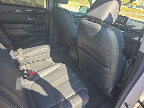 Used 2025 Honda Pilot EX-L image 11