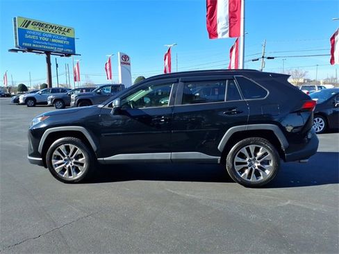 Used 2019 Toyota RAV4 LE image 3