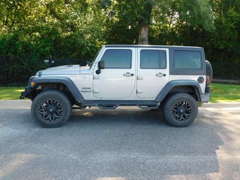 Used 2016 Jeep Wrangler Unlimited Sport w/ Connectivity Group AWD/4WD image 2