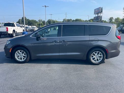 Used 2023 Chrysler Pacifica Touring-L FWD image 2