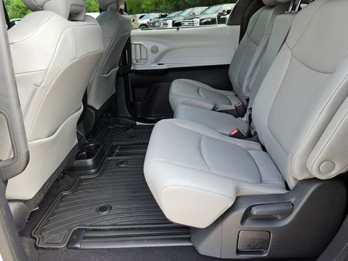 Used 2026 Toyota Sienna XLE FWD image 18