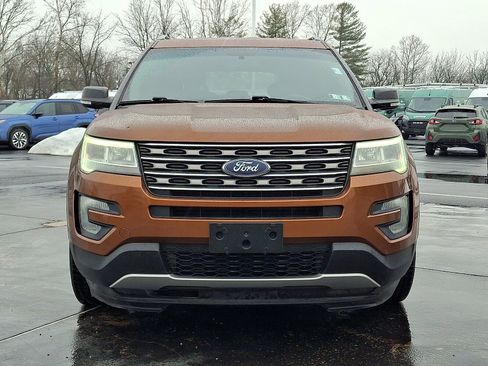 Used 2017 Ford Explorer XLT image 2