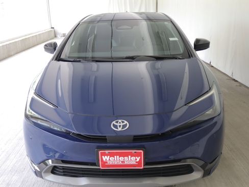 Used 2024 Toyota Prius XLE AWD/4WD image 3