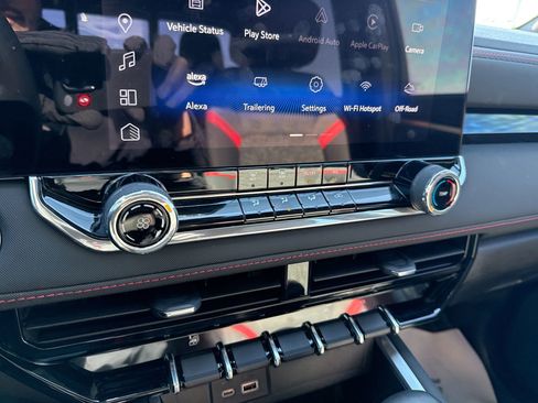 Used 2024 Chevrolet Colorado Z71 image 17