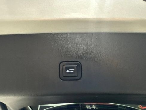 Used 2022 Chevrolet Traverse RS FWD image 23
