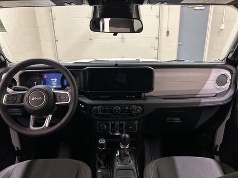 Used 2025 Jeep Wrangler Unlimited Sahara image 18