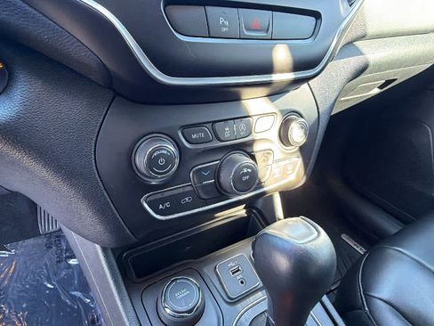 Used 2020 Jeep Cherokee Latitude Plus image 13