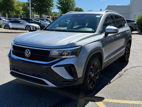 Certified 2023 Volkswagen Taos SE w/ Panoramic Sunroof Package AWD/4WD image 8