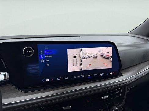 Used 2025 Chevrolet Suburban Z71 image 26