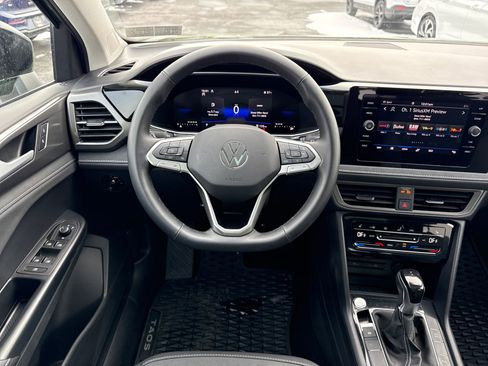 Certified 2025 Volkswagen Taos SE image 14