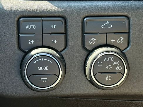 Used 2024 Chevrolet Silverado 1500 LT Trail Boss w/ Convenience Package II AWD/4WD image 32