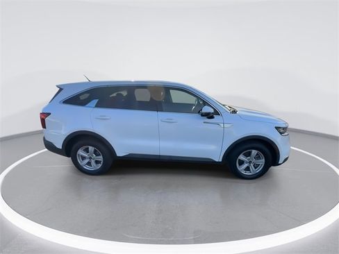 Used 2022 Kia Sorento LX image 2