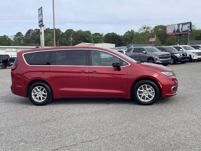 Used 2025 Chrysler Pacifica Select FWD image 2