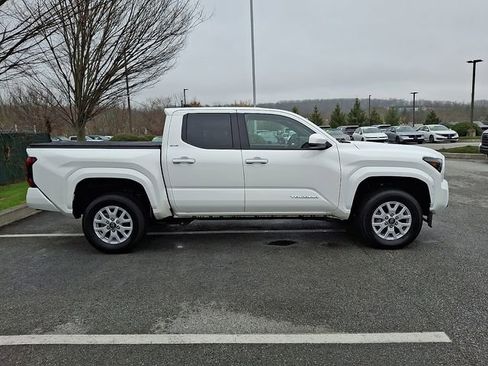Certified 2025 Toyota Tacoma SR5 AWD/4WD image 7