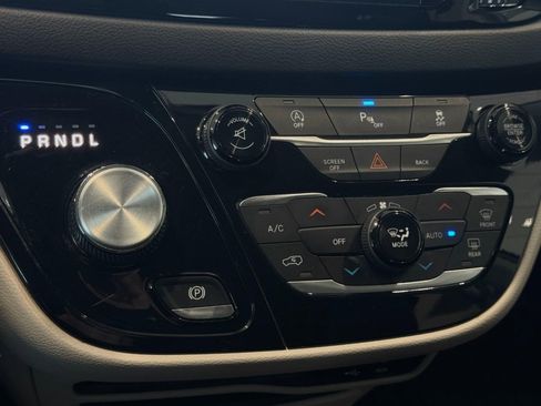 Used 2017 Chrysler Pacifica Touring Plus FWD image 40