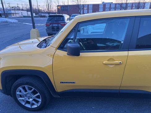 Used 2023 Jeep Renegade Latitude image 2
