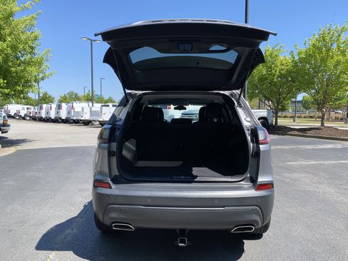 Used 2019 Jeep Cherokee Latitude Plus FWD image 11