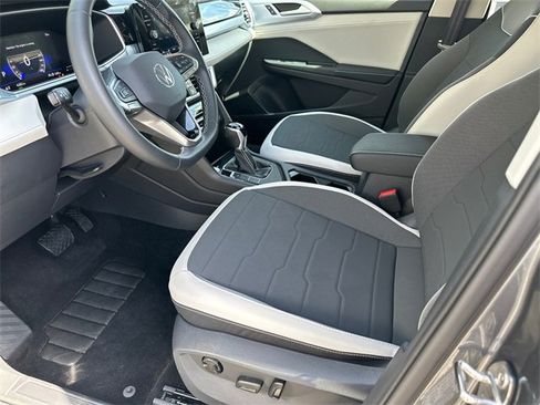 Used 2025 Volkswagen Taos SE image 9