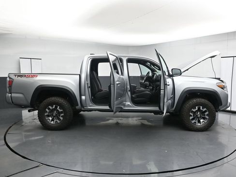 Used 2022 Toyota Tacoma TRD Off-Road w/ Technology Package AWD/4WD image 38