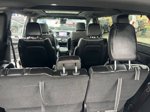 Used 2025 Chrysler Pacifica Limited image 22