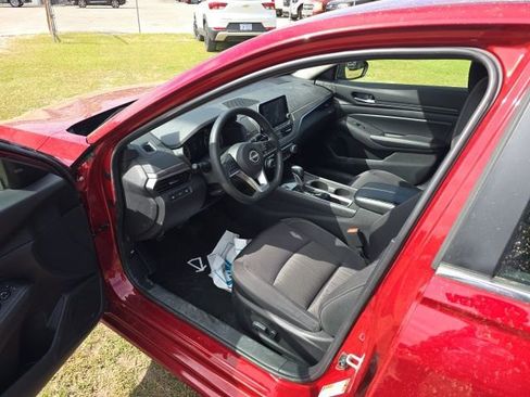 Used 2025 Nissan Altima 2.5 SV image 10