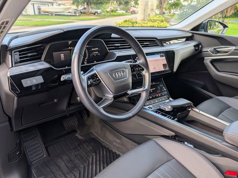 Used 2021 Audi e-tron Premium w/ Towing Package image 27