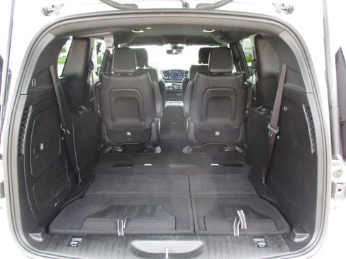 Used 2024 Chrysler Pacifica Limited FWD image 42