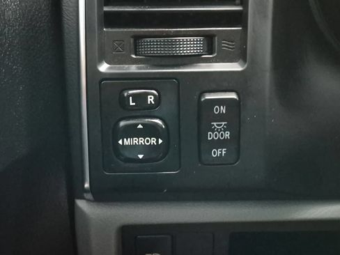 Used 2019 Toyota Sequoia SR5 AWD/4WD image 30