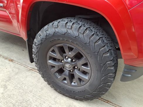 Certified 2020 Toyota Tacoma SR5 image 9