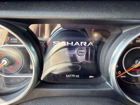 Used 2019 Jeep Wrangler Unlimited Sahara w/ Dual Top Group AWD/4WD image 14
