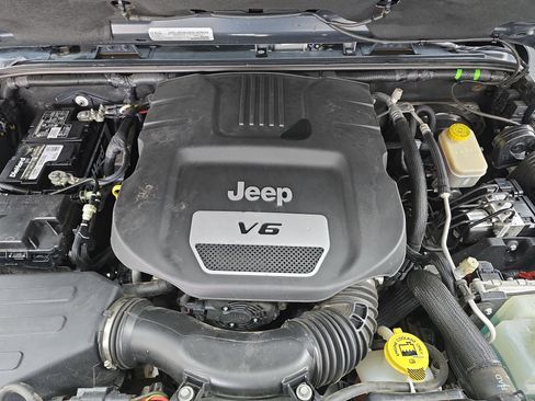 Used 2017 Jeep Wrangler Rubicon w/ Power Convenience Group image 27