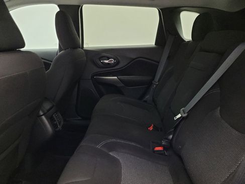 Used 2019 Jeep Cherokee Latitude w/ Popular Appearance Group image 18