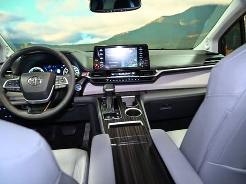 Used 2024 Toyota Sienna Limited image 47