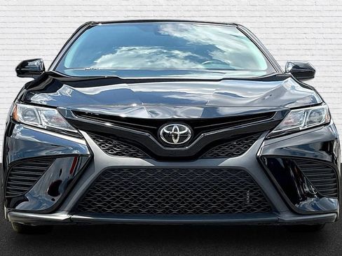 Used 2019 Toyota Camry SE FWD image 2