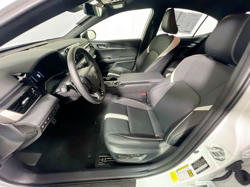 Used 2025 Toyota Camry SE image 14