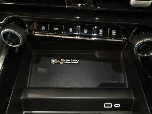 Used 2025 Chevrolet Tahoe Premier AWD/4WD image 19