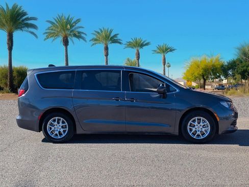 Used 2022 Chrysler Voyager LX image 6