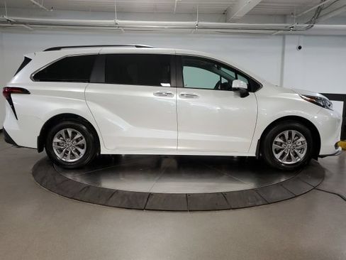 Used 2026 Toyota Sienna XLE AWD/4WD image 8