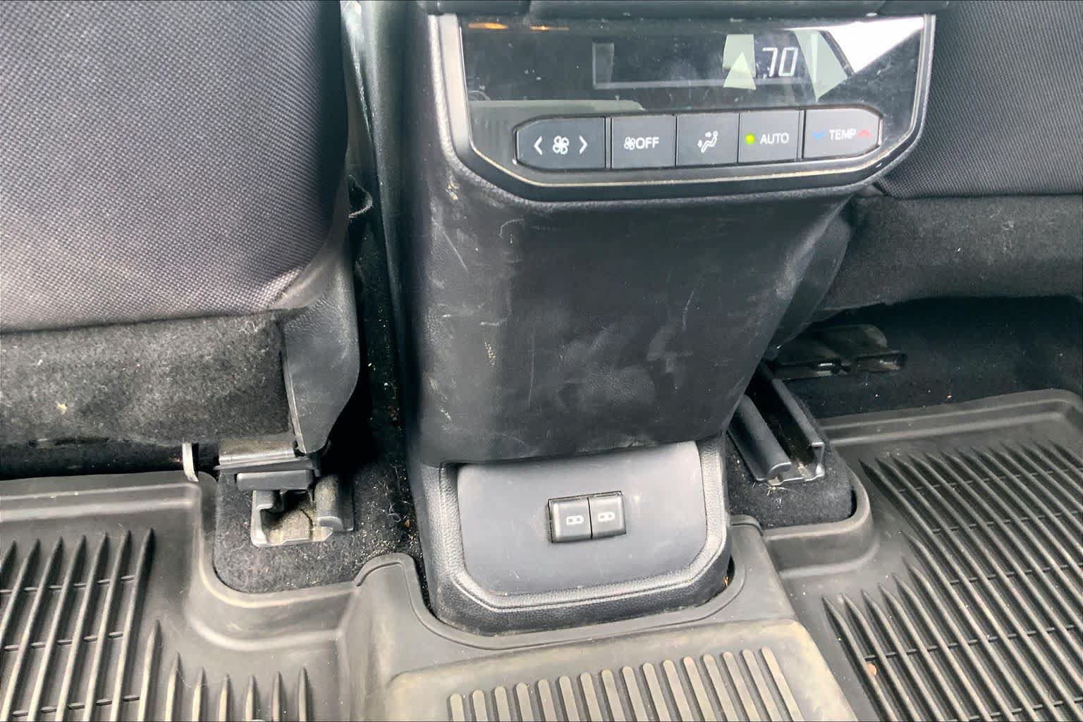 Used 2022 Toyota Highlander LE AWD/4WD image 34