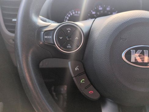 Used 2016 Kia Soul + FWD image 18