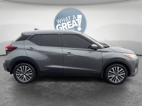 Used 2022 Nissan Kicks SV image 2