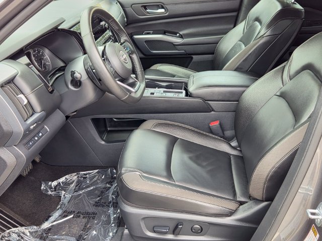 Used 2025 Nissan Pathfinder SL w/ SL Premium Package FWD image 11
