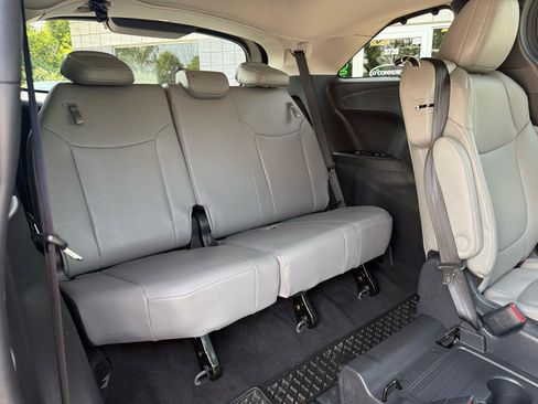 Used 2026 Toyota Sienna XLE FWD image 13