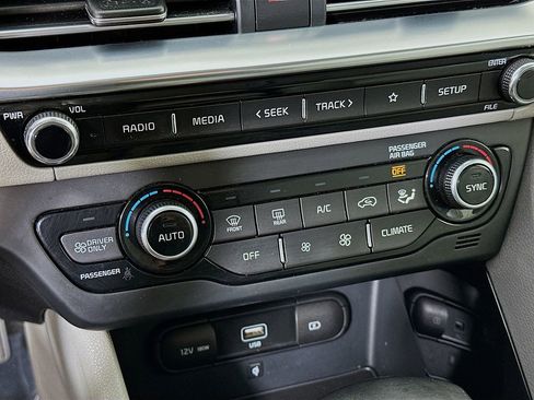 Used 2020 Kia Niro EX image 16