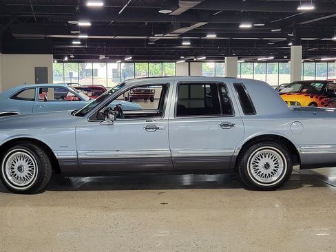 Used 1993 Lincoln Town Car Signature RWD image 2